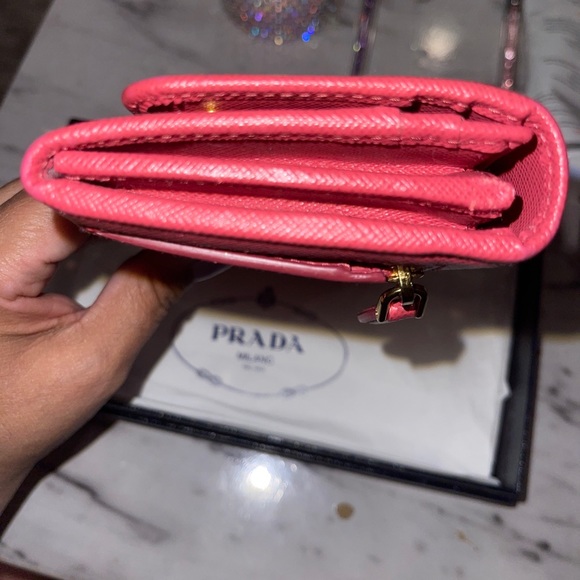 Prada Saffiano wallet 100% Authentic excellent condition comes with box - Picture 13 of 15